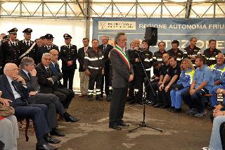 Il Presidente Giorgio Napolitano durante l'intervento del Sindaco di Mirandola Sig. Maino Benatti in occasione della visita nelle zone terremotate dell'Emilia Romagna