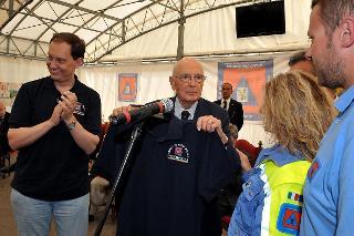 Il Presidente Giorgio Napolitano riceve in dono dalla Protezione Civile una maglietta in occasione della visita nelle zone terremotate dell'Emilia Romagna