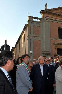 Il Presidente Giorgio Napolitano durante la visita al centro storico colpito dal terremoto