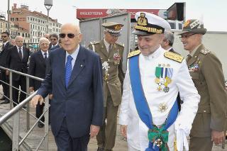Il Presidente Giorgio Napolitano con il Capo di Stato Maggiore della Marina Militare Amm. Sq. Luigi Binelli Mantelli durante l'imbarco sulla Nave Argo