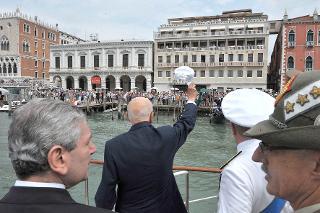 Il Presidente Giorgio Napolitano dalla Nave Argo, saluta i veneziani, in occasione della celebrazione del 94° anniversario di fondazione della Marina Militare