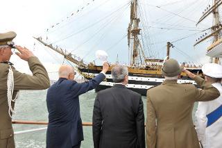 Il Presidente Giorgio Napolitano sulla Nave Argo, durante il &quot;saluto alla voce&quot; da parte della Nave Vespucci , in occasione della celebrazione del 94° anniversario di fondazione della Marina Militare