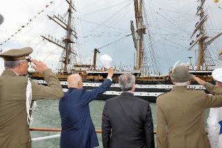 Il Presidente Giorgio Napolitano durante il &quot;saluto alla voce&quot; da parte della Nave Vespucci, in occasione della celebrazione del 94° anniversario di fondazione della Marina Militare