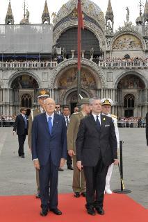Il Presidente Giorgio Napolitano durante gli onori militari per il 94° anniversario di fondazione della Marina Militare