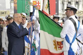 Il Presidente Giorgio Napolitano durante la consegna della Croce di &quot;Cavaliere&quot; dell'Ordine Militare d'Italia alla Bandiera di Guerra in occasione della celebrazione del 94° anniversario di fondazione della Marina Militare