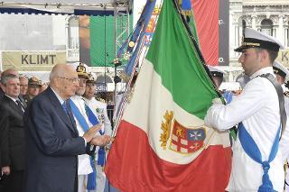 Il Presidente Giorgio Napolitano plaude dopo la consegna della Croce di &quot;Cavaliere&quot; dell'Ordine Militare d'Italia alla Bandiera di Guerra in occasione della celebrazione del 94° anniversario di fondazione della Marina Militare