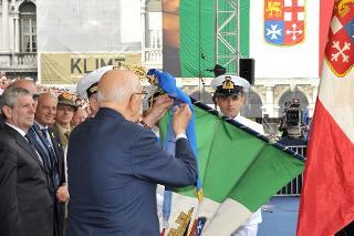 Il Presidente Giorgio Napolitano durante la consegna della Medaglia d'Argento al Merito di Marina alla Scuola Navale &quot;Francesco Morosini&quot; in occasione della celebrazione del 94° anniversario di fondazione della Marina Militare
