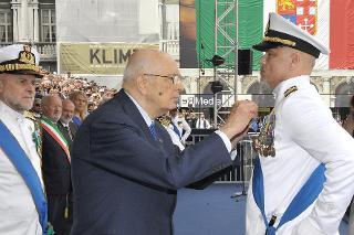 Il Presidente Giorgio Napolitano durante la consegna della Medaglia d'Argento al Merito di Marina al Capitano di Vascello Gianluigi Reversi in occasione della celebrazione del 94° anniversario di fondazione della Marina Militare