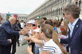 Il Presidente Giorgio Napolitano in Piazza San Marco tra i ragazzi che lo festeggiano