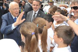 Il Presidente Giorgio Napolitano saluta i ragazzi in Piazza San Marco al termine della cerimonia per il 94° anniversario di fondazione della Marina Militare