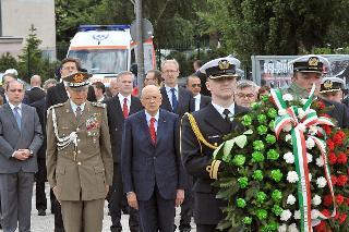 Il Presidente Giorgio Napolitano durante la deposizione di una corona di fiori ai cantieri navali di Danzica in occasione della visita di Stato nella Repubblica di Polonia