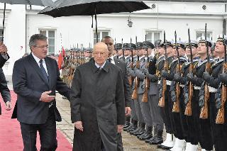 Il Presidente Giorgio Napolitano durante la rassegna militare al Palazzo del Belvedere, in occasione della visita di Stato nella Repubblica di Polonia