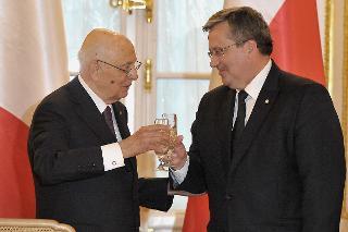 Brindisi tra il Presidente Giorgio Napolitano e il Presidente della Repubblica di Polonia Bronislaw Komorowski in occasione della visita di Stato nella Repubblica di Polonia
