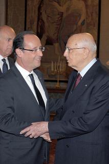 Il Presidente Giorgio Napolitano accoglie Il Presidente Giorgio Napolitano con il Presidente della Repubblica Francese, François Hollande