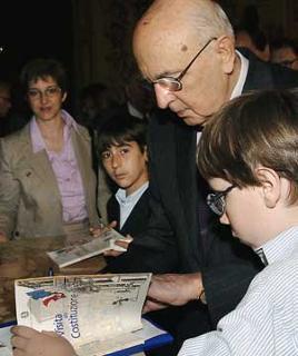Il Presidente Giorgio Napolitano durante l'incontro con gli alunni della Scuola Elementare &quot;Badini&quot; di Roma