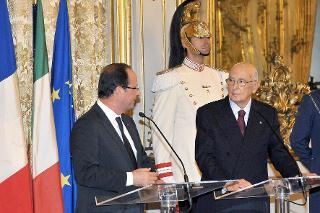 Il Presidente Giorgio Napolitano con il Presidente della Repubblica Francese, François Hollande, durante le dichiarazioni alla stampa