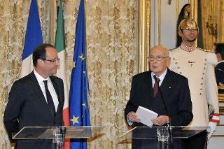 Il Presidente Giorgio Napolitano con il Presidente della Repubblica Francese, François Hollande, durante le dichiarazioni alla stampa