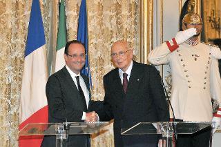 Il Presidente Giorgio Napolitano con il Presidente della Repubblica Francese, François Hollande, al termine delle dichiarazioni alla stampa