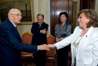 Il Presidente Giorgio Napolitano saluta il Presidente del Consiglio di Presidenza della Giustizia tributaria Daniela Gobbi, poco prima dell'intervento al Convegno in occasione della Giornata della Giustizia tributaria
