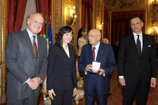 Il Presidente Giorgio Napolitano consegna il Premio &quot;Debutto nella Ricerca&quot; alla Dott.ssa Silvia Comba in occasione della cerimonia di consegna dei premi Eni Award