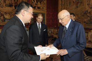 Il Presidente Giorgio Napolitano con il Sig. Surapit Kirtiputra, nuovo Ambasciatore del Regno di Thailandia, in occasione della presentazione delle Lettere Credenziali