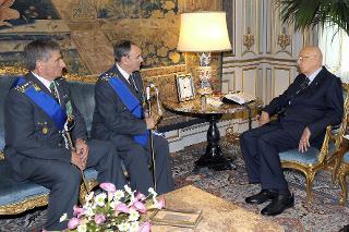 Il Presidente Giorgio Napolitano con il Gen. C. A. Nino Di Paolo e il Gen. C. A. Saverio Capolupo, rispettivamente Comandante Generale della Guardia di Finanza uscente e subentrante