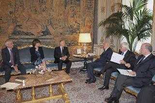 Il Presidente Giorgio Napolitano con Guido Pier Paolo Bortoni, Presidente dell'Autorità per l'energia elettrica e il gas ed i componenti dell'Autorità