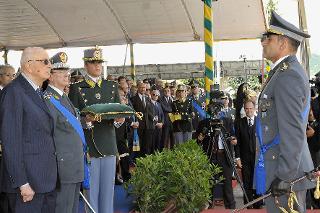Il Presidente Giorgio Napolitano durante la consegna di una Croce di Bronzo al Merito della Guardia di Finanza al Col. Antonello Maggiore, in occasione del 238° Anniversario di fondazione del Corpo della Guardia di Finanza