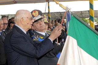 Il Presidente Giorgio Napolitano durante la consegna di una Medaglia d'Oro al Merito Civile alla Bandiera di Istituto della Scuola Ispettori e Sovrintendenti, in occasione del 238° Anniversario di fondazione del Corpo della Guardia di Finanza