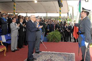 Il Presidente Giorgio Napolitano plaude dopo la consegna della Medaglia d'Oro al Merito Civile alla Bandiera di Istituto della Scuola Ispettori e Sovrintendenti, in occasione del 238° Anniversario di fondazione del Corpo della Guardia di Finanza