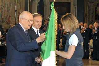 Il Presidente Giorgio Napolitano consegna la Bandiera Italiana all'Alfiere della squadra olimpica Valentina Vezzali
