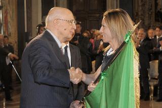 Il Presidente Giorgio Napolitano durante la consegna della Bandiera all'Alfiere della squadra olimpica Valentina Vezzali