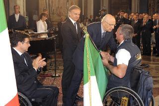Il Presidente Giorgio Napolitano consegna la Bandiera Italiana all'Alfiere della squadra paralimpica Oscar De Pellegrin