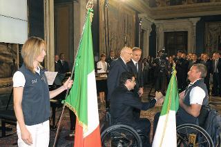 Il Presidente Giorgio Napolitano nel corso della consegna della Bandiera Italiana agli atleti italiani in partenza per i Giochi Olimpici e Paralimpici di Londra 2012