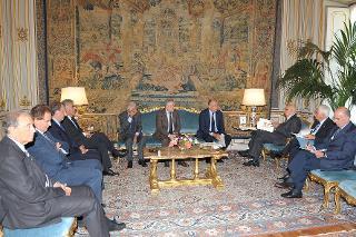Il Presidente Giorgio Napolitano nel corso dell'incontro con Sergio Santoro, Presidente dell'Autorità per la Vigilanza sui Contratti Pubblici di Lavori, Servizi e Forniture ed i componenti l'Autorità