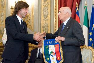 Il Presidente Giorgio Napolitano riceve il gagliardetto della Nazionale di Calcio da Andrea Pirlo