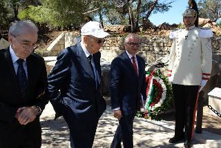 Il Presidente Giorgio Napolitano con Giuliano Amato e il Sottosegretario Paolo Peluffo subito dopo aver deposto una corona di fiori ai piedi della Tomba di Giuseppe Garibaldi