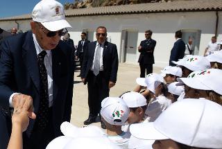 Il Presidente Giorgio Napolitano al suo arrivo a Forte Arbuticci, saluta alcuni ragazzi presenti alla visita al Museo Nazionale &quot;Giuseppe Garibaldi&quot;