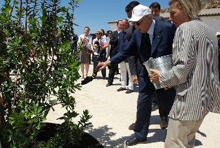 Il Presidente Giorgio Napolitano al suo arrivo a Forte Arbuticci, posa l'&quot;Albero della Libertà&quot;