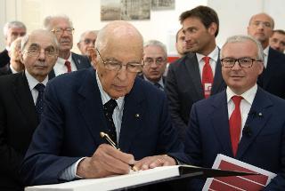 Il Presidente Giorgio Napolitano con Giuliano Amato e Paolo Peluffo firma il registro d'onore del Museo Nazionale &quot;Giuseppe Garibaldi&quot;
