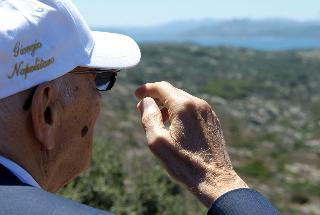 Il Presidente Giorgio Napolitano osserva il panorama dalla veduta del Museo dedicato a Garibaldi