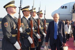 Il Presidente Giorgio Napolitano al suo arrivo all'Aeroporto &quot;Joze Pucnik&quot; in occasione della visita di Stato nella Repubblica di Slovenia