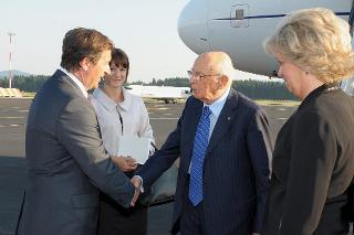 Il Presidente Giorgio Napolitano accolto dal Ministro degli Affari Esteri della Repubblica di Slovenia Karl Erjavec, al suo arrivo all'Aeroporto &quot;Joze Pucnik&quot;