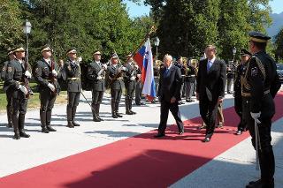 Il Presidente Giorgio Napolitano e il Presidente della Repubblica di Slovenia Danilo Turk durante la rassegna dell'Esercito Sloveno, in occasione della visita di Stato