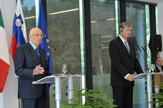 Il Presidente Giorgio Napolitano e il Presidente della Repubblica di Slovenia Danilo Turk durante le dichiarazioni alla stampa al centro Congressi di Brdo