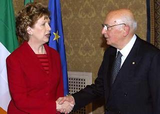 Il Presidente Giorgio Napolitano accoglie la Signora Mary McAleese, Presidente d'Irlanda.