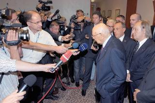 Il Presidente Giorgio Napolitano con i giornalisti al termine dell'incontro con i rappresentanti della minoranza italiana, in occasione della visita di Stato nella Repubblica di Slovenia