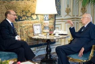 Il Presidente Giorgio Napolitano nel corso dell'incontro con l'Amb. Michele Valensise, Segretario generale del Ministero degli Affari Esteri