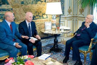 Il Presidente Giorgio Napolitano nel corso dell'incontro con Luigi Angeletti, Segretario generale della UIL, e Antonio Passaro, autore del volume &quot;Il valore del lavoro&quot;