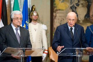 Il Presidente Giorgio Napolitano e il Presidente dell'Autorità Nazionale Palestinese Mahmud Abbas nel corso delle dichiarazioni alla stampa